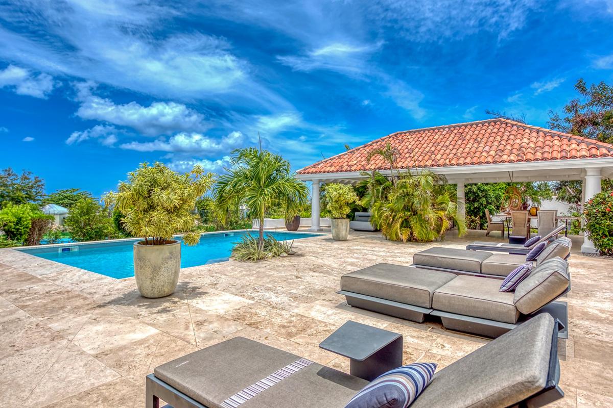 St Martin luxury Villa - Pool and deck chairs
